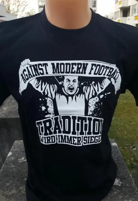 Graues Shirt Against Modern Football